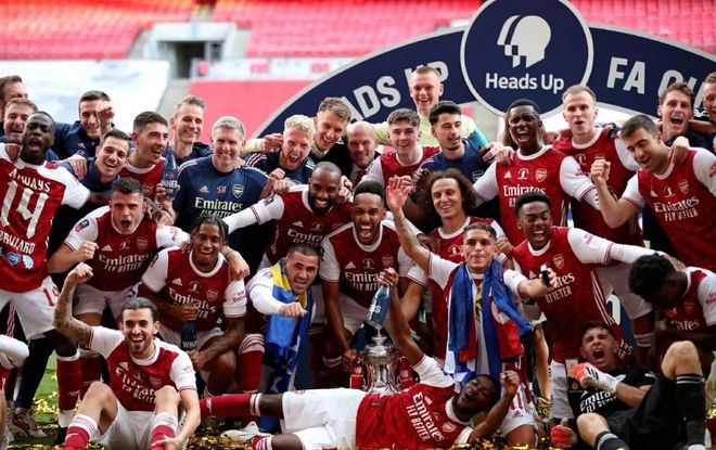 天空：纽卡对谢什科报价8000万欧+浮动，曼联不想卷入竞价战（天空：纽卡8000万欧+浮动报价谢什科，曼联不愿参与竞价战）