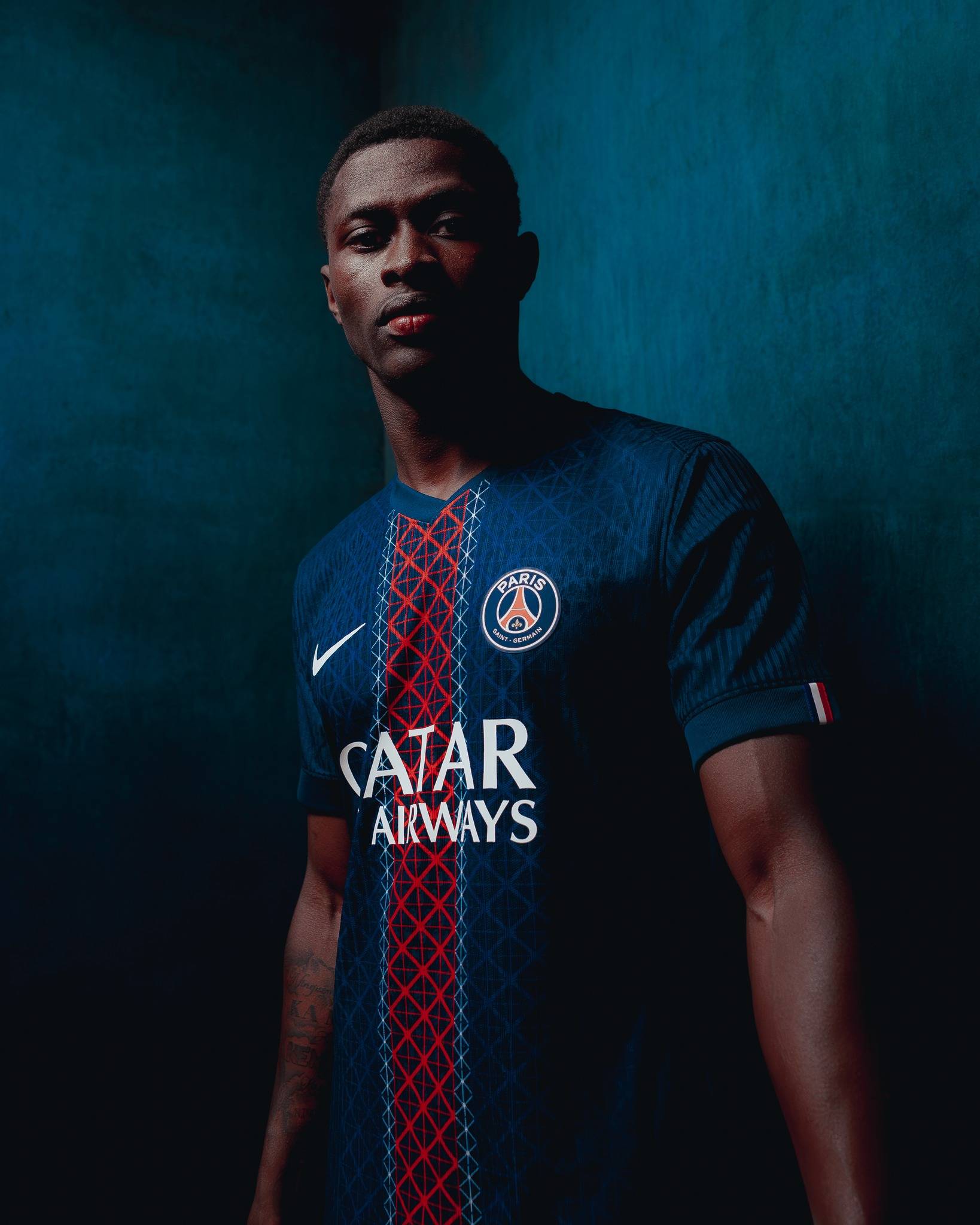 欧冠积分榜分析：小组晋级形势紧张,（欧冠形势解读：小组出线争夺白热化）