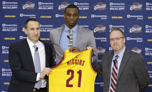 凯尔：比赛中阿德耶米被挑衅但保持了冷静，这说明他又成长了（凯尔：阿德耶米赛场遭挑衅仍冷静应对，成熟度再提升）